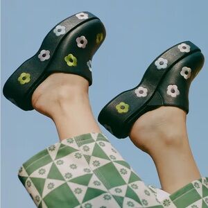 Lisa Says Gah Black Daisy Floral Platform Mules